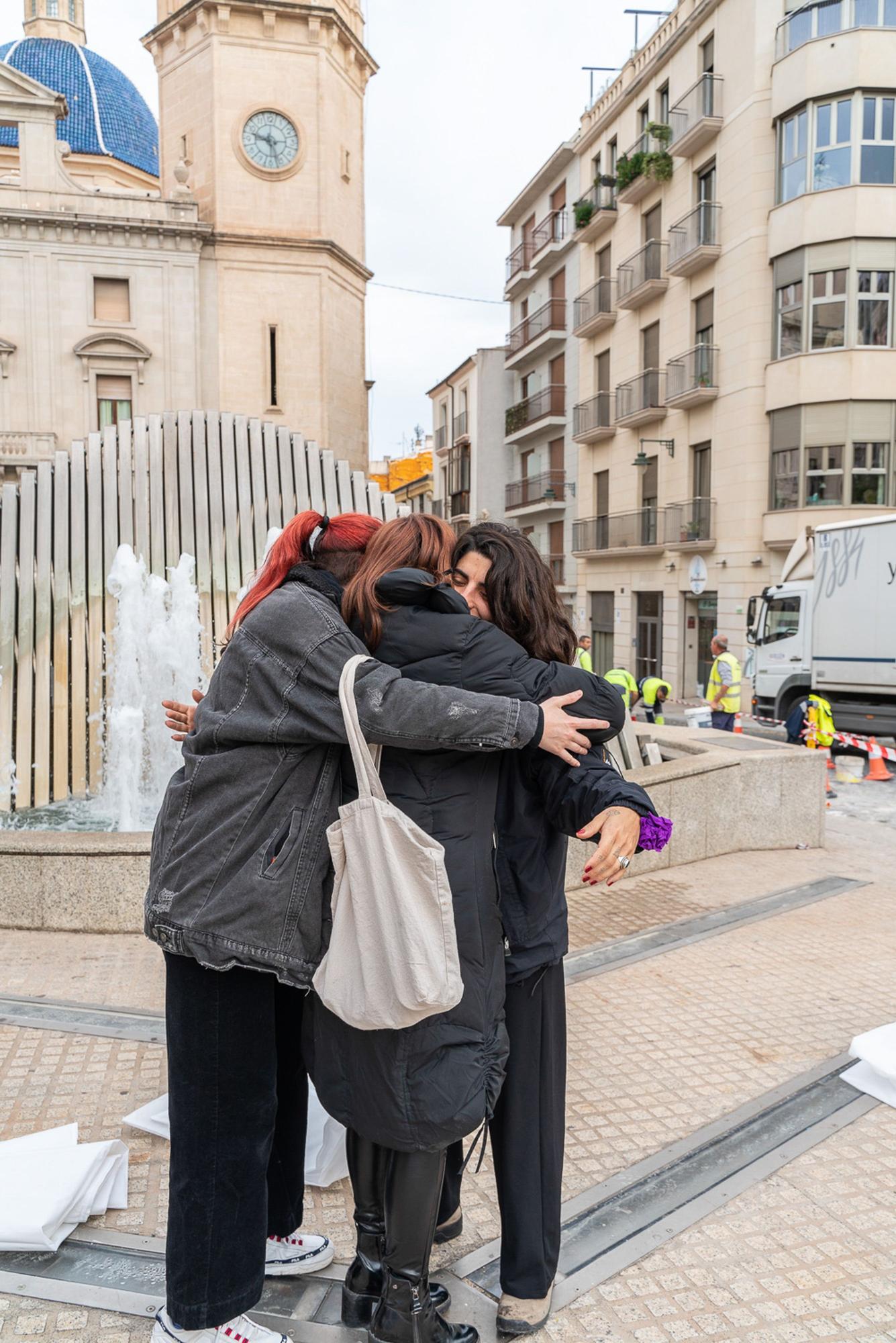 La artista Virginia Jordá pone en escena una "performance" con 38 mujeres envueltas en sudarios ocupando la plaza de España, como homenaje a las asesinadas a lo largo del año