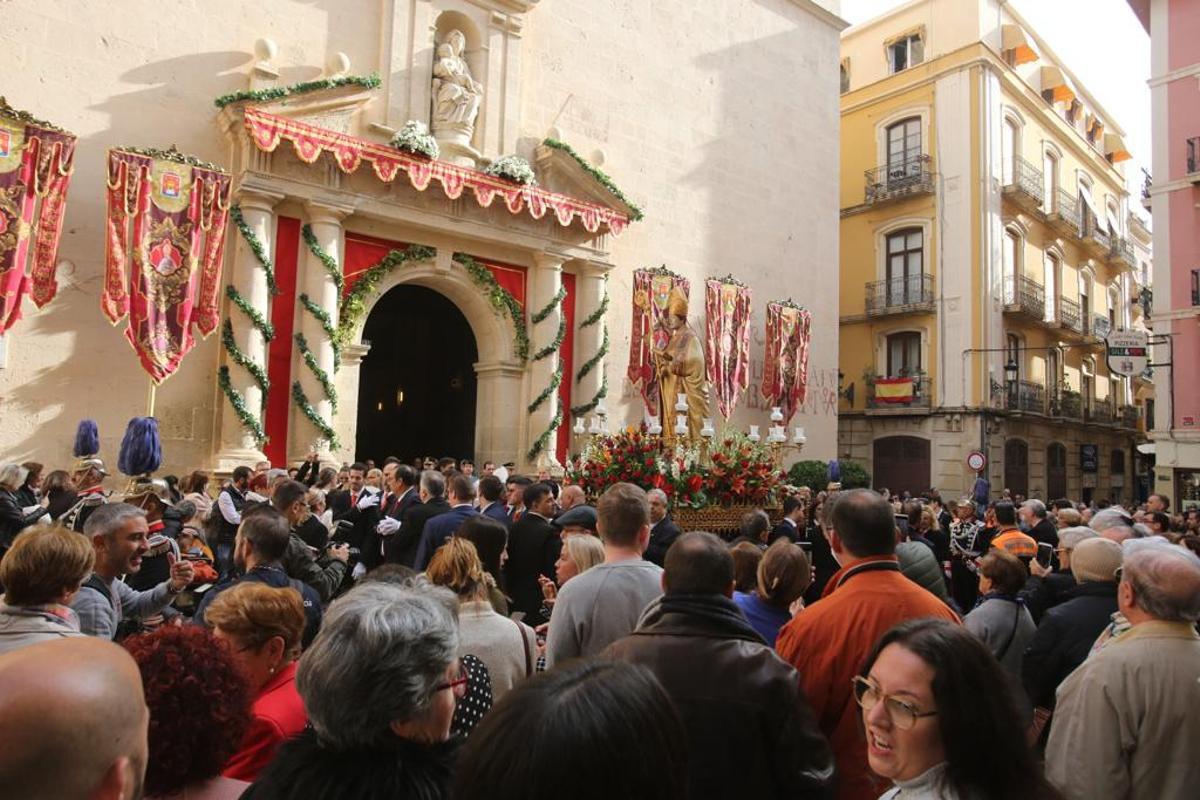 Decenas de personas esperan la salida de San Nicolás frente a la Concatedral.