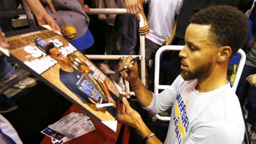 Stephen Curry, firmando autógrafos.