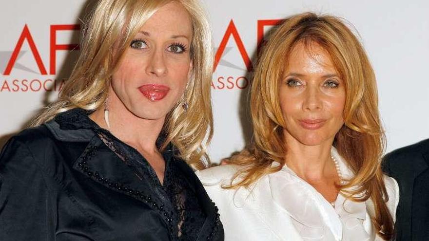 La actriz Alexis Arquette (izda.) con su hermana Rosanna.