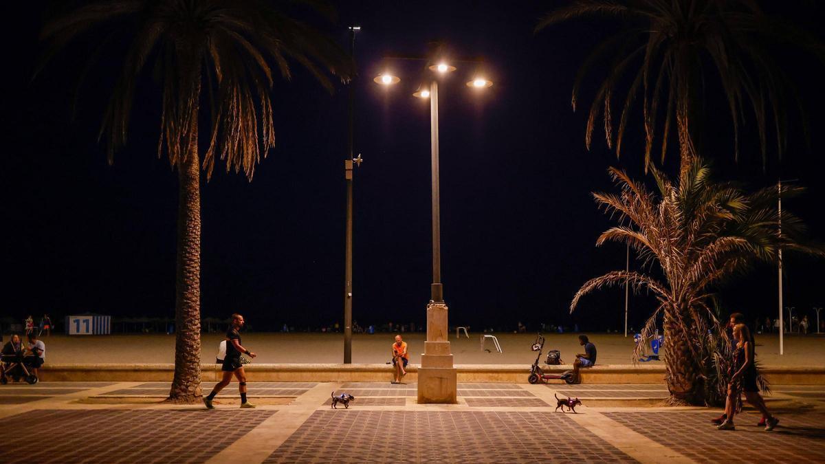 El paseo marítimo de València con las luces encendidas