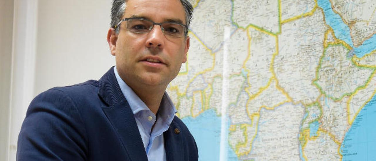 Octavio Mederos en su despacho de a capital grancanaria, con el mapa de África de fondo.