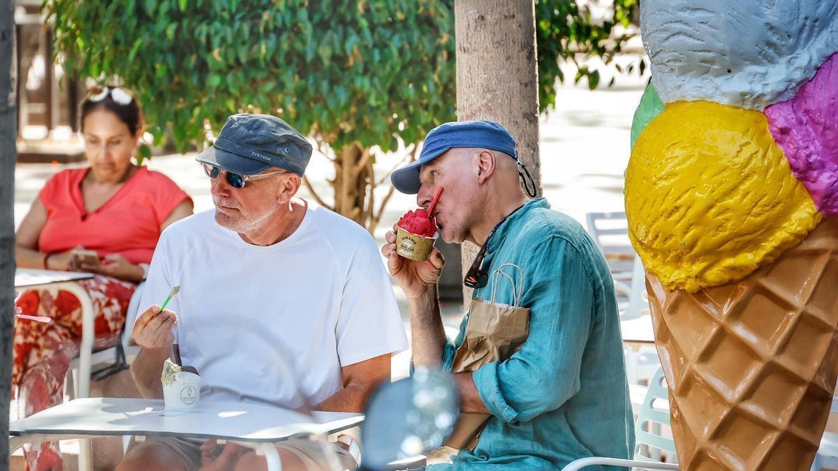 Dos personas toman un helado para combatir las altas temperaturas durante la ola de calor.