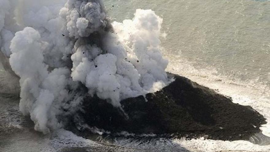 Un volcán crea una isla en Japón