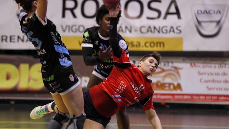 Cecilia Cacheda, con la pelota, durante un derbi ante el Mecalia Guardés del curso pasado. // José Lores