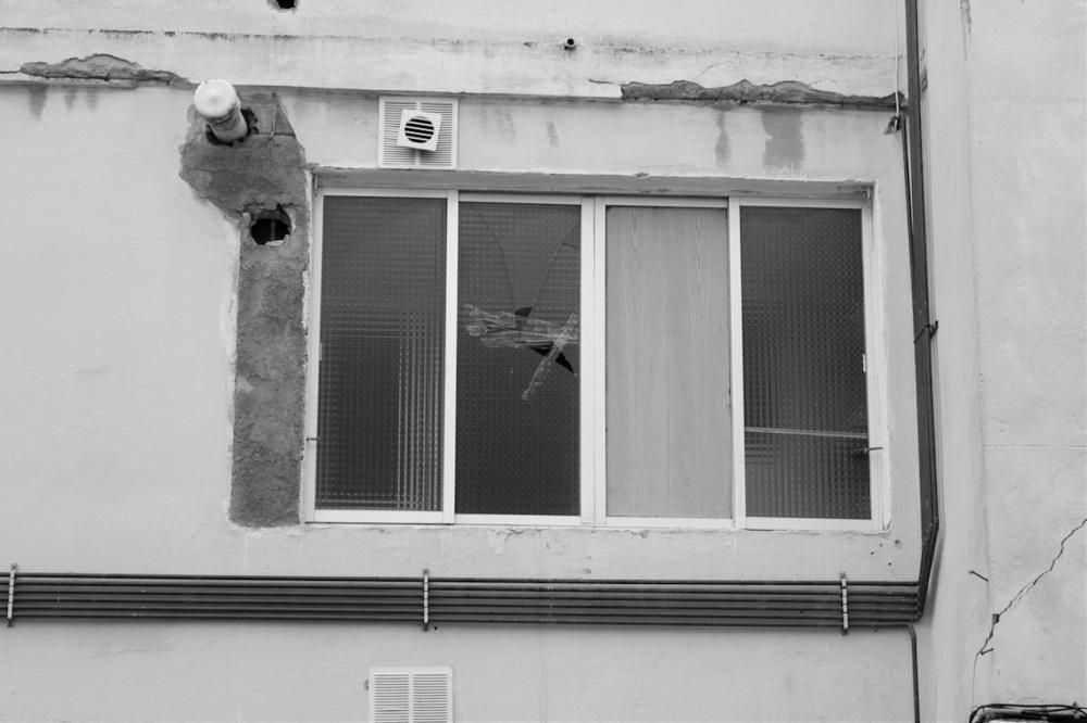 Una ventana rota en un edificio de Son Gotleu