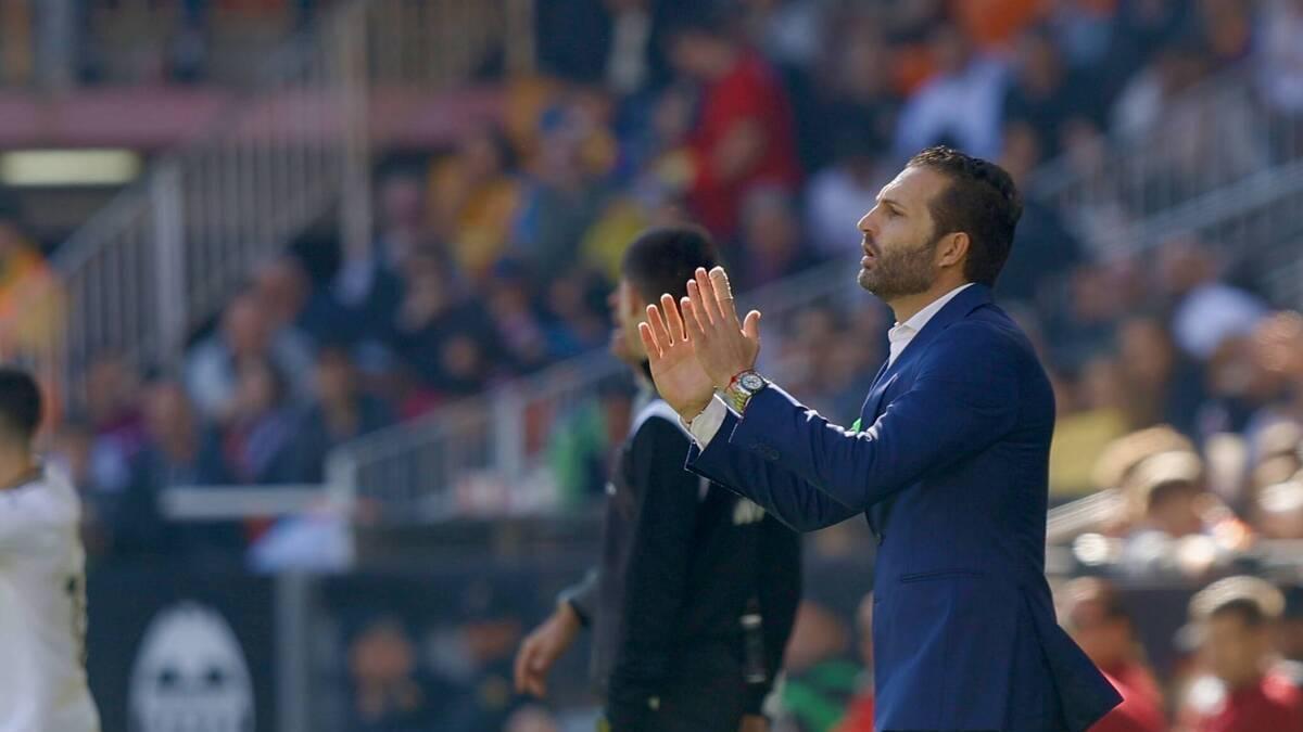 Rubén Baraja en el banquillo de Mestalla durante el Valencia - Almería