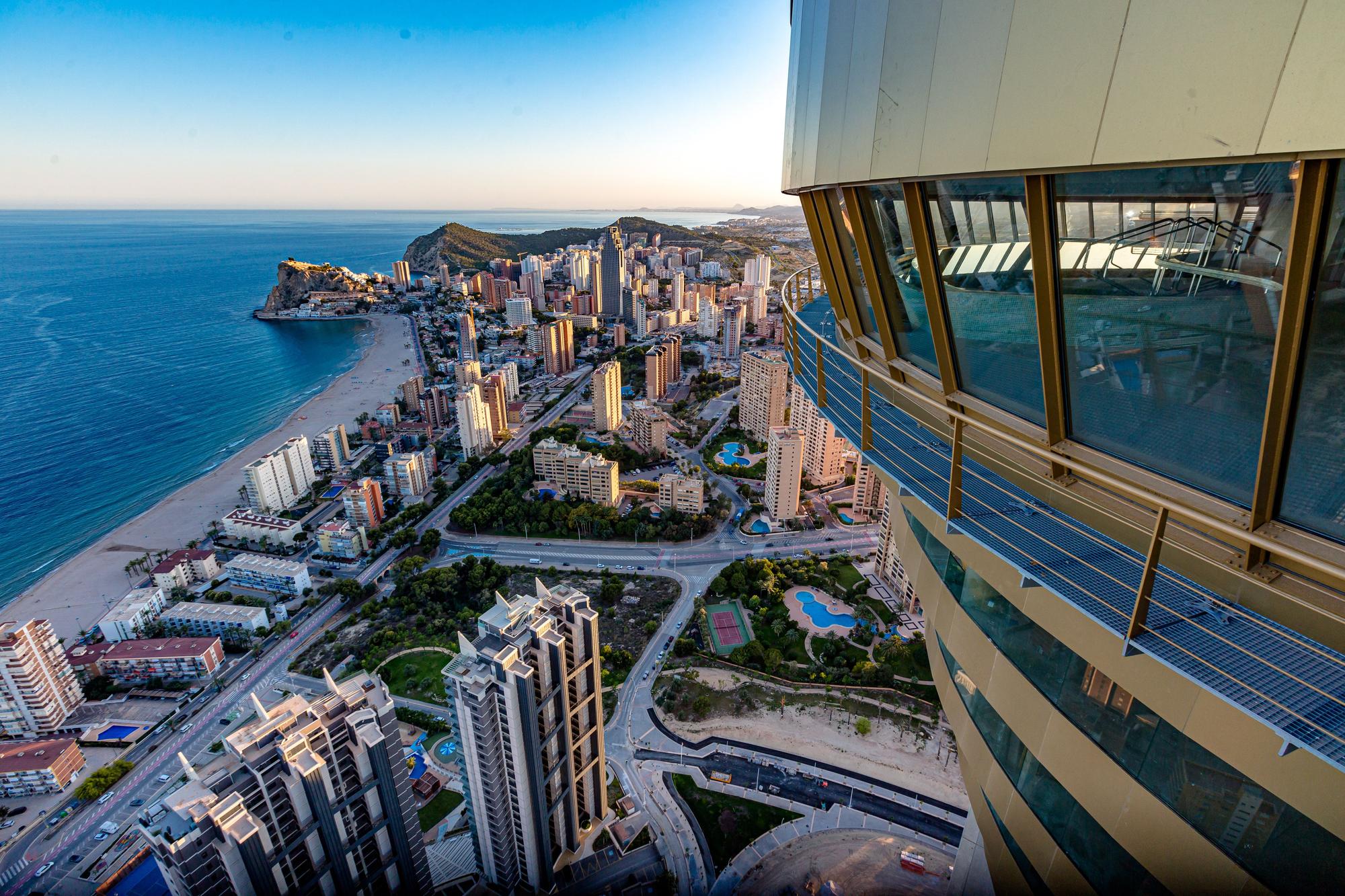 La torre InTempo cuelga la bandera 14 años después de empezar a construirse en Benidorm