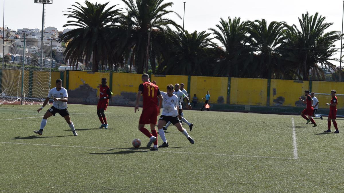 El Mensajero busca el gol ante la buena defensa del Arucas