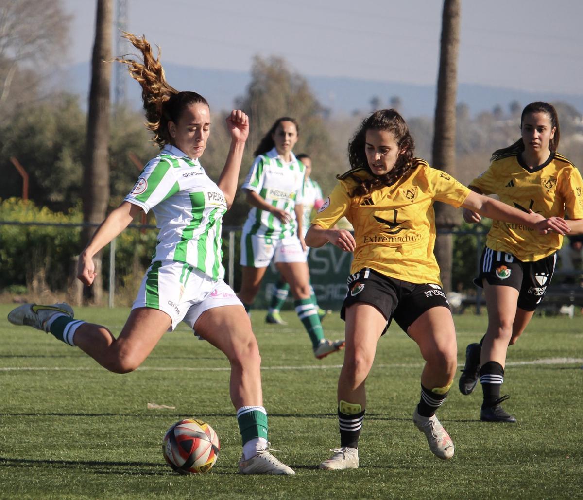 Lance del encuentro entre el Córdoba CF Femenino y el Cacereño Atlético en la Ciudad Deportiva.