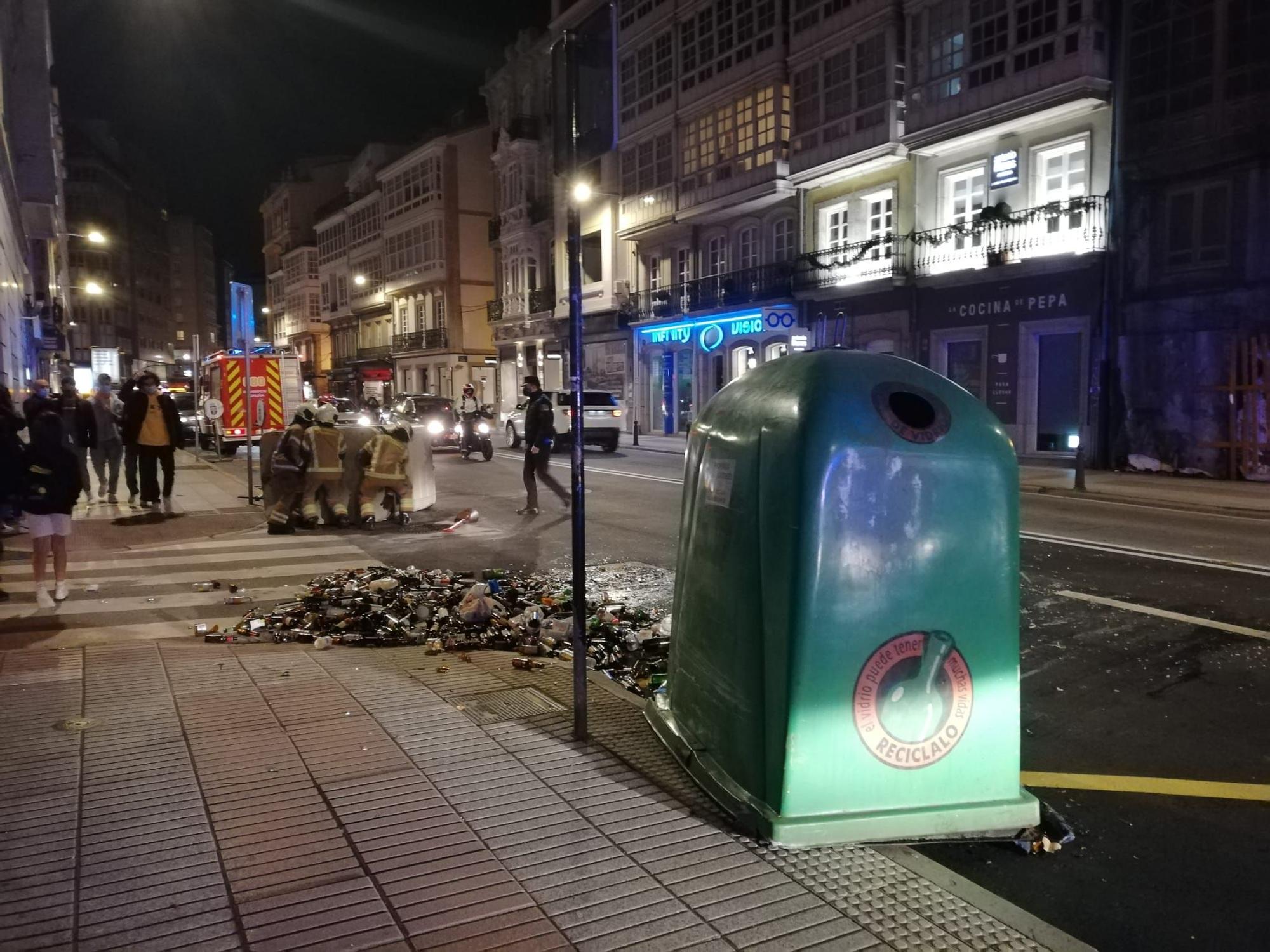 Destrozo de contenedores en el centro de A Coruña en una marcha contra el encarcelamiento de Pablo Hasél