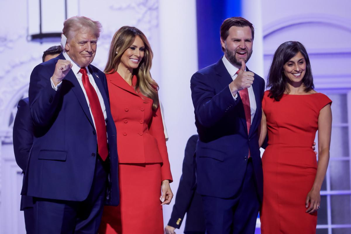 Milwaukee (United States), 19/07/2024.- Donald J. Trump junto con su esposa, Melania y el candidato a vicepresidente, J. D. Vance y su mujer Usha