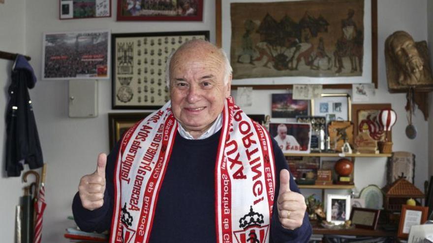 Fernando Fueyo, con una bufanda del Sporting.