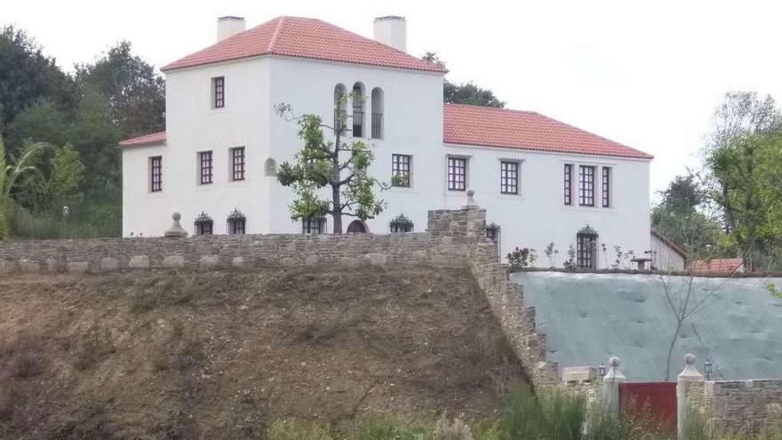 Vista del Pazo dos Vales tras su traslado a la parroquia cambresa de Pravio.