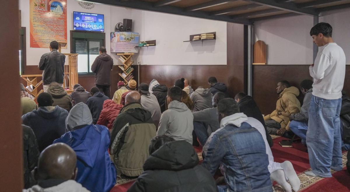 La mezquita de A Carballeira, uno de los viernes de rezo colectivo. | ROI CRUZ