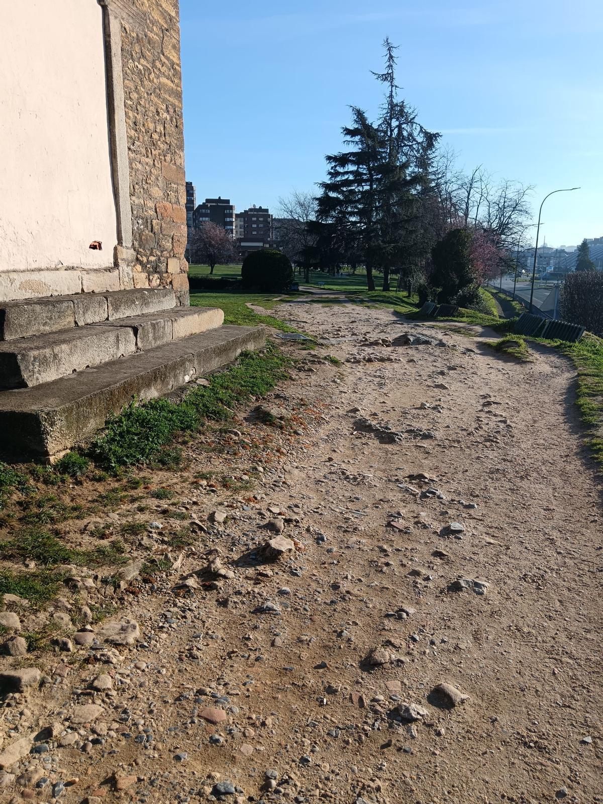 Detalle del camino situado junto a San Julián de los Prados.