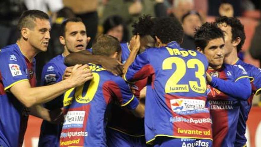 Los jugadores del Levante celebran un gol.