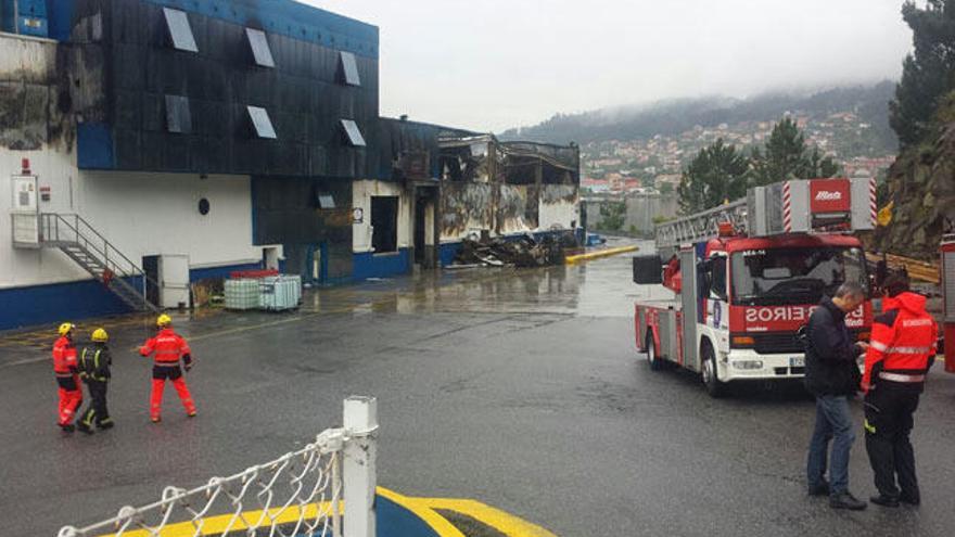 Los bomberos, esta mañana, en Fandicosta. // Gonzalo Núñez