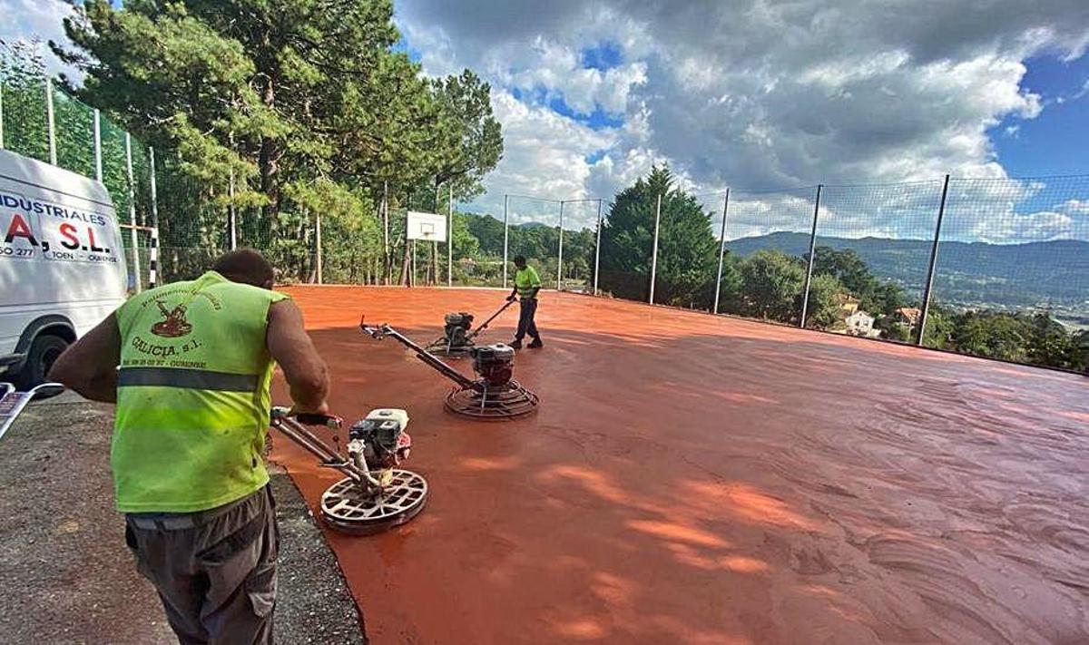 Trabajos de hormigonado de la pista del Juan María.