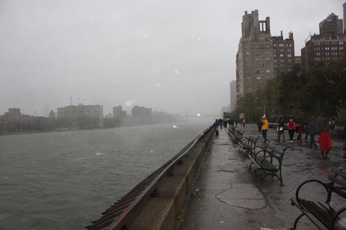 El parc de l’East River davant l’arribada imminent de l’huracà, dilluns a la tarda.