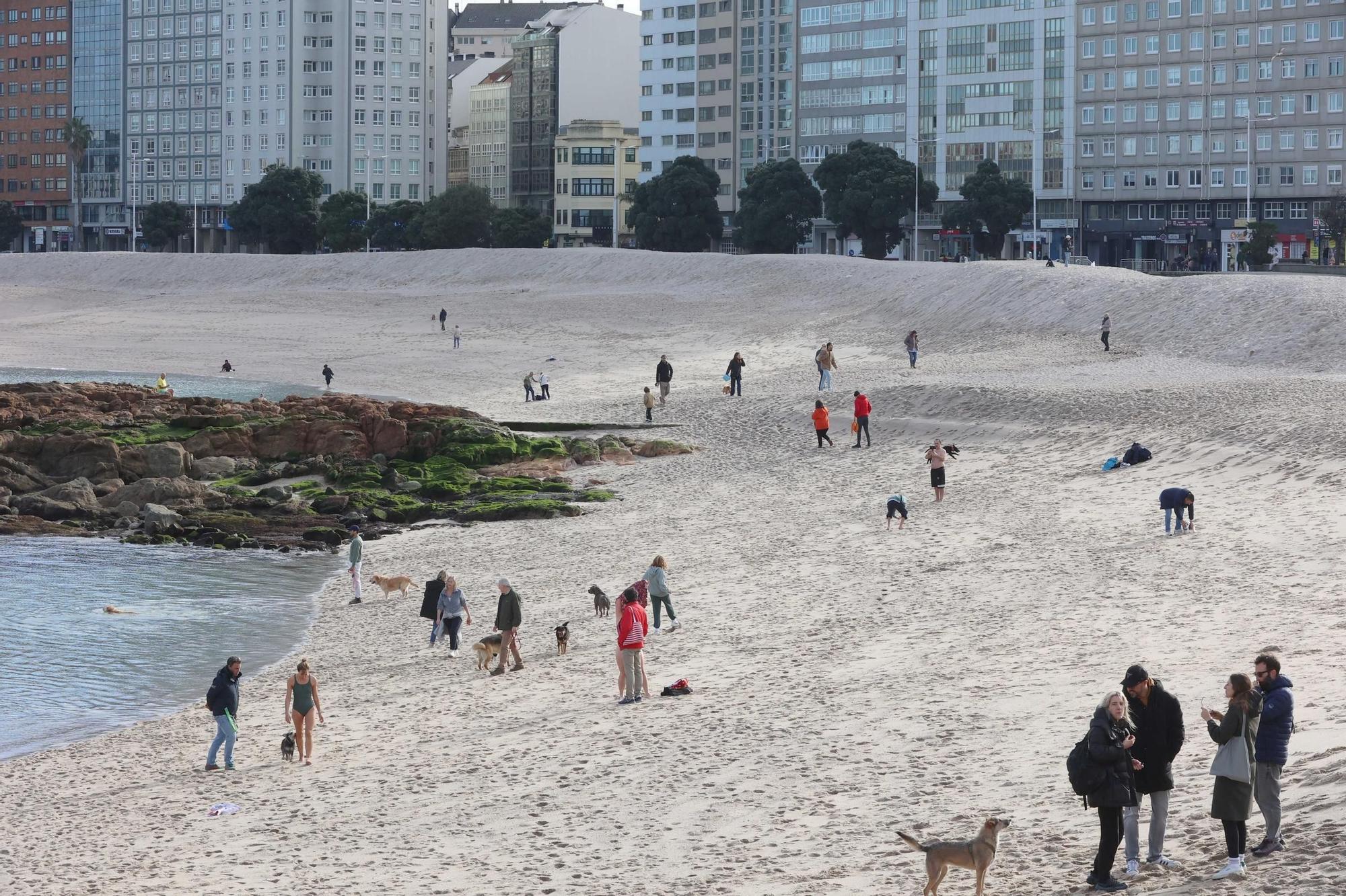 2025 arranca en A Coruña con los primeros baños en la playa de Riazor