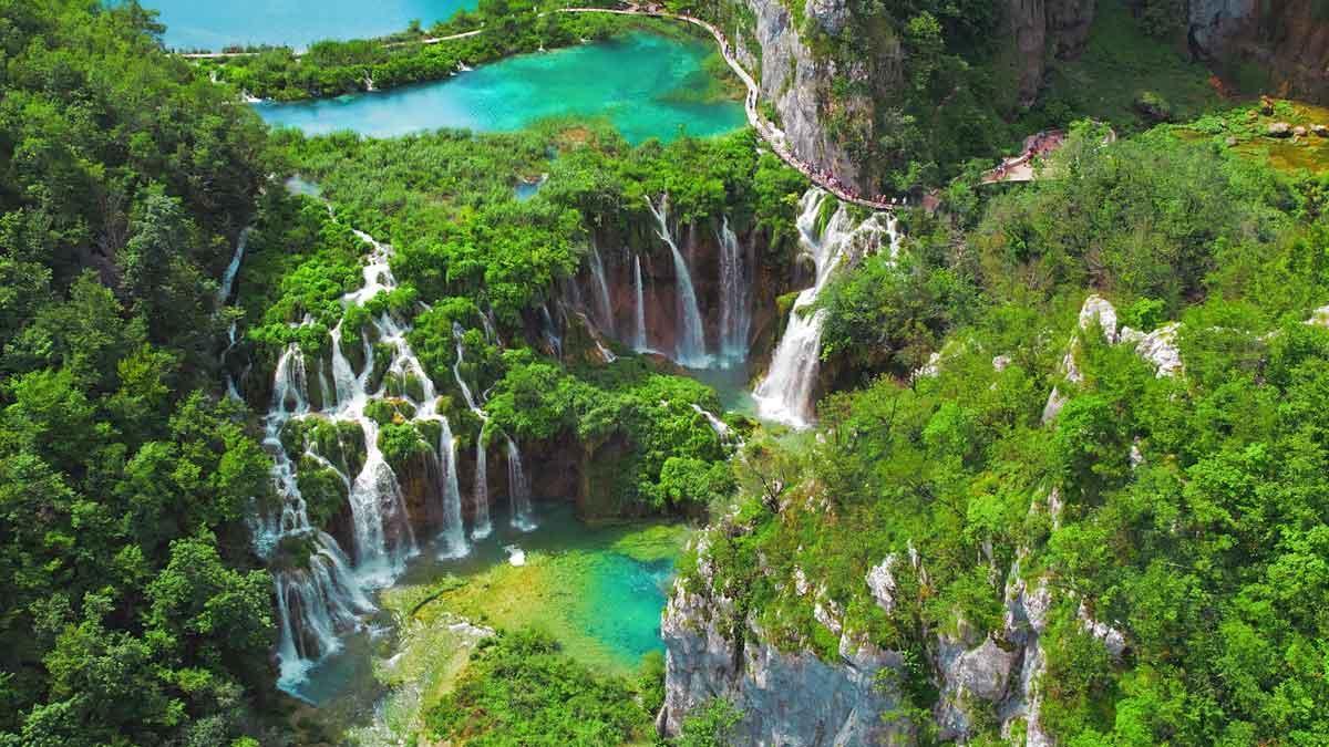 Lagos conectados por cascadas en el Parque Nacional de los Lagos de Plitvice, en Croacia.