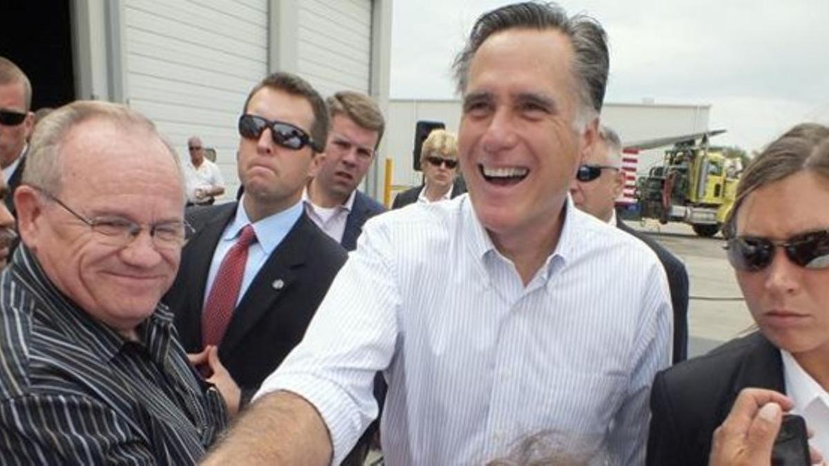 Romney saluda a sus seguidores en un acto electoral en Nuevo México, el jueves.