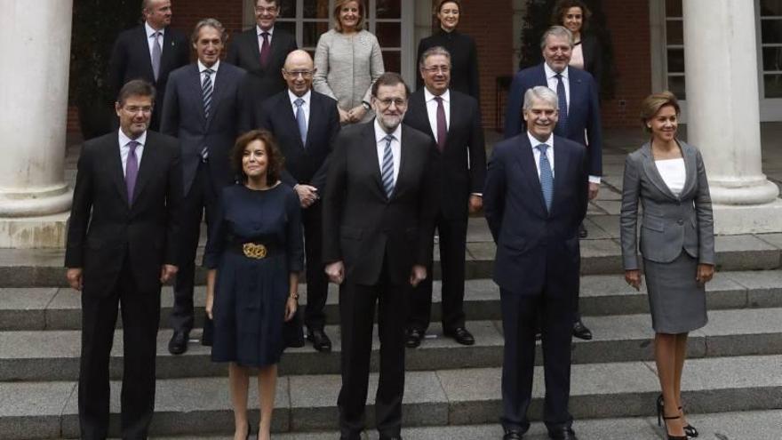 Rajoy preside la foto de su nuevo gobierno tras la toma de posesión ante el Rey Felipe