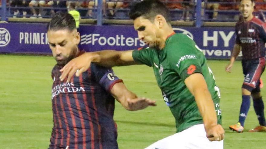 Un jugador del Extremadura disputa una pelota ante el Racing de Ferrol. | // EL PERIÓDICO DE EXTREMADURA
