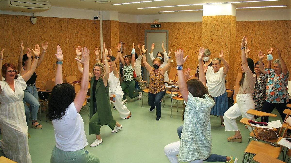 Detalle de uno de los talleres impartidos en el marco de esta jornada sobre ejercicios para un envejecimiento activo.