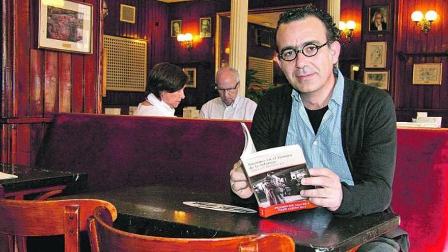 Diego Doncel, con su novela en las manos, ayer por la mañana en el Café Gijón, en Madrid.