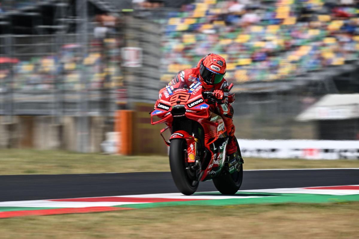 Marc Márquez, en acción durante los libres en Italia