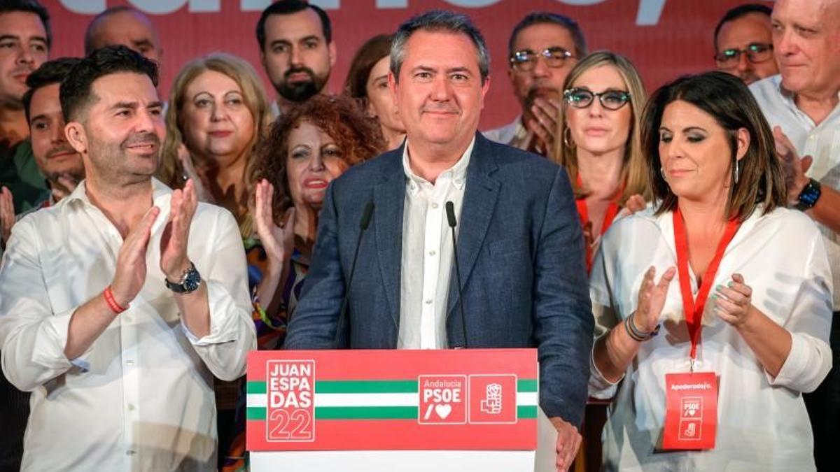 El candidato del PSOE a la Junta y líder del partido en Andalucía, Juan Espadas, durante su comparecencia en un hotel de Sevilla en la noche electoral de este 19 de junio de 2022, flanqueado por sus números dos y tres, Ángeles Férriz y Noel López.