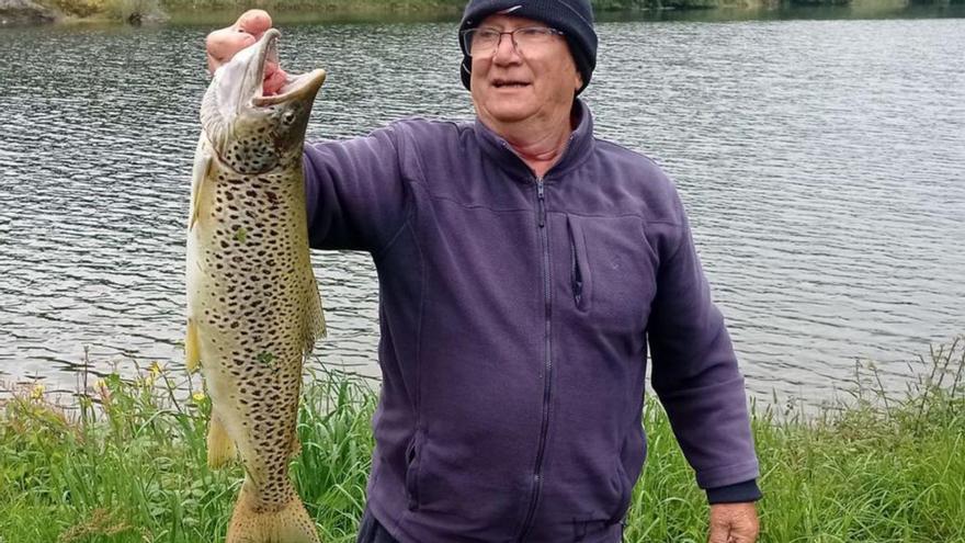 Capturan en el río Umia una trucha de cuatro kilos y 67 centímetros