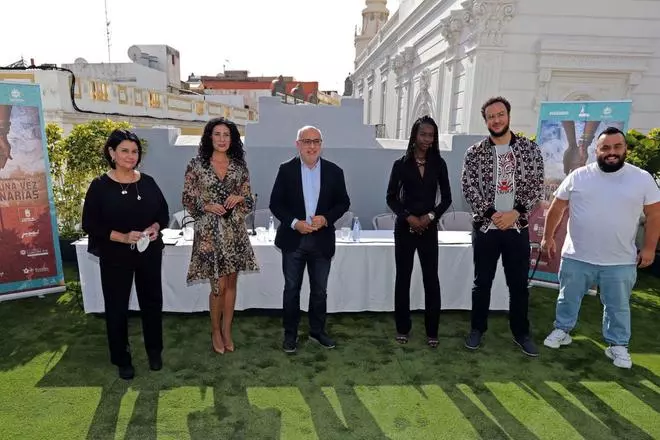 Armando Ravelo realiza una mirada «de dentro hacia afuera» a la inmigración africana