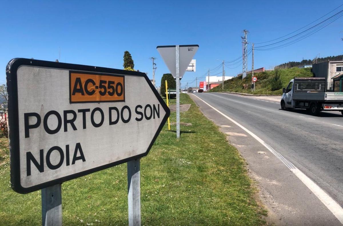 Sinal da estrada que conecta Ribeira con O Porto do Son.