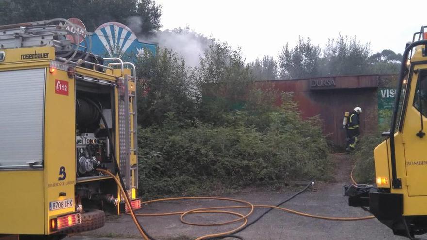 El camión de bomberos, ante el edificio incendiado.