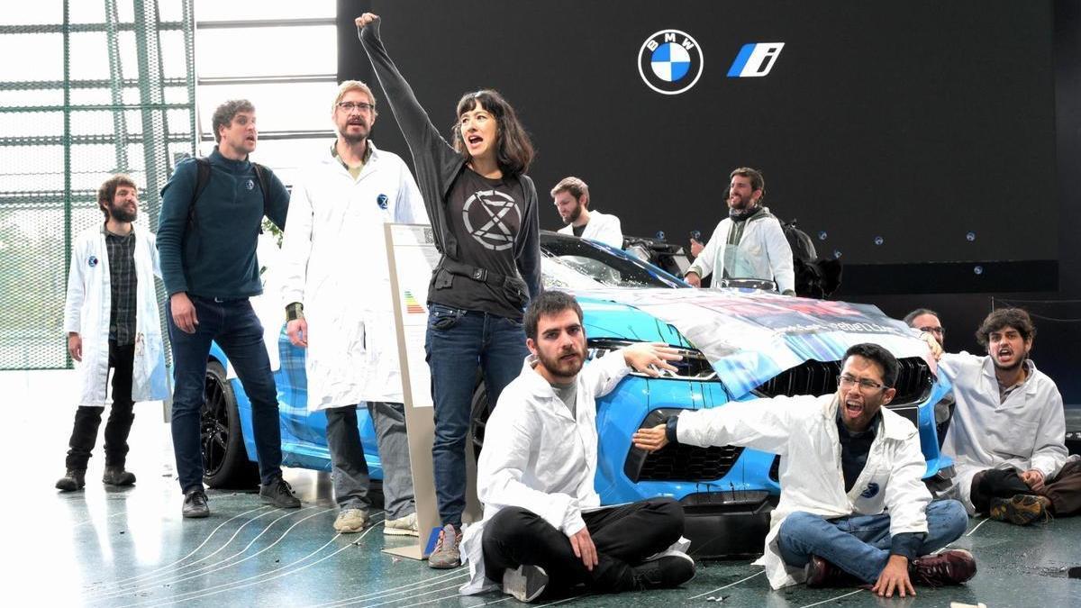 Científicos durante una protesta en la sede de BMW de Múnich.