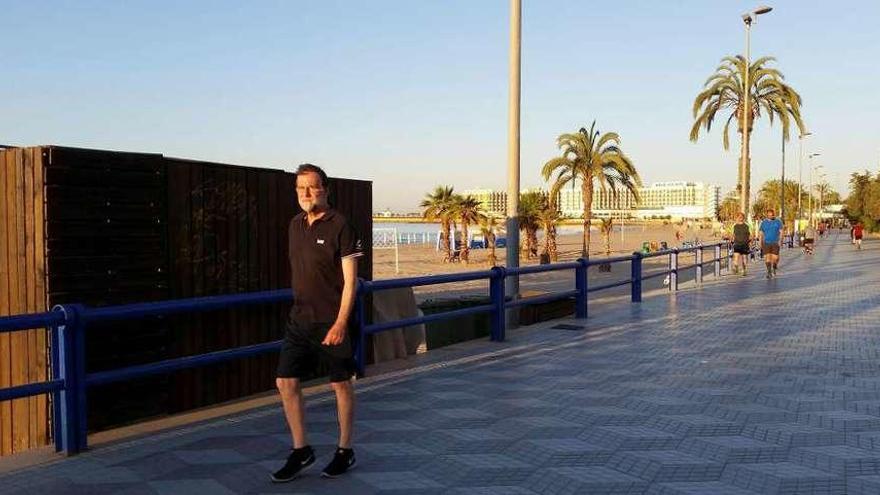 Mariano Rajoy, en una caminata por el paseo marítimo de Santa Pola. // Efe