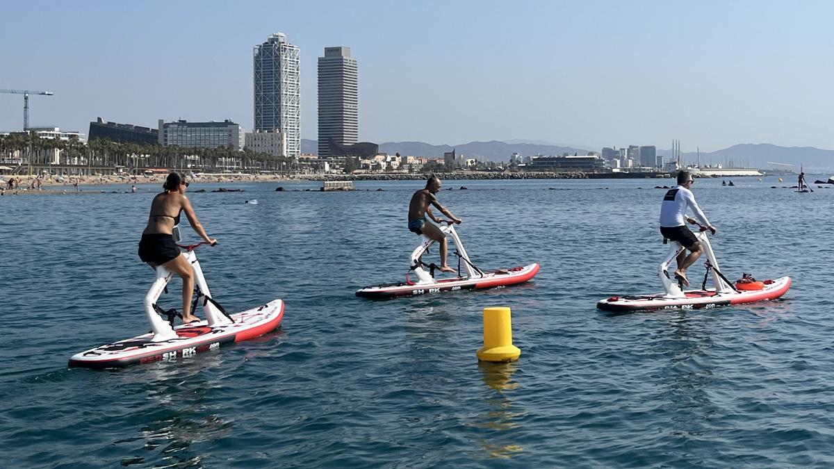 Las nuevas bicis acuáticas que surfean en la Barceloneta