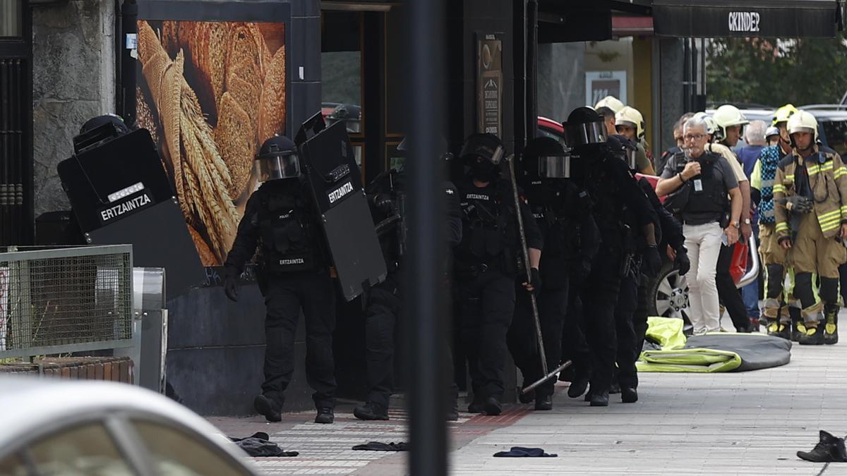 Efectivos de la Ertzaintza negocian con el hombre atrincherado en su casa de Bilbao.