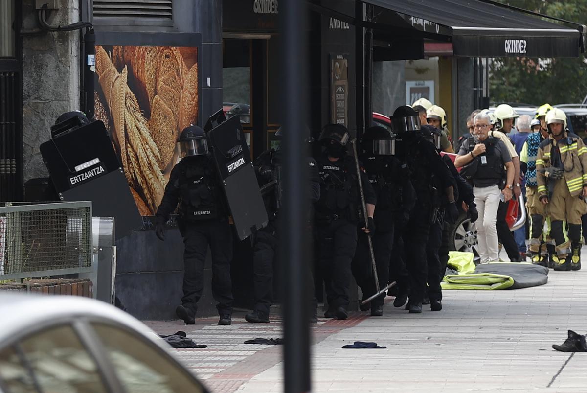 Efectivos de la Ertzaintza negocian con el hombre atrincherado en su casa de Bilbao.