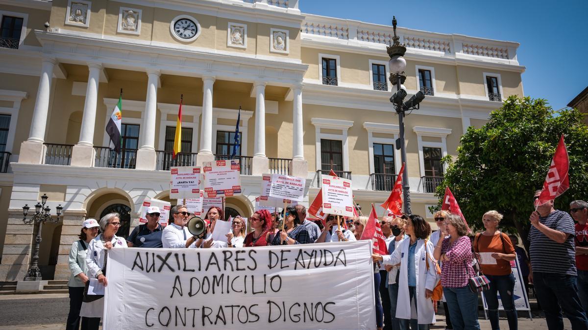 Las auxiliares de ayuda a domicilio se concentran ante el Ayuntamiento de Badajoz para denunciar su "precariedad" laboral