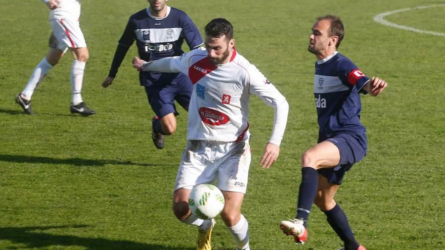 El jugador del Tineo Juanín, con el balón, entre Llerandi, a la izquierda, y Guaya.