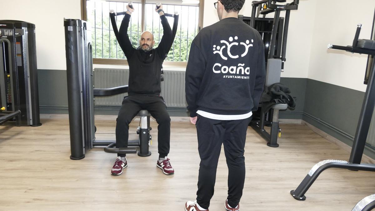 El concejal de Deportes, Javier Álvarez, probando una de las máquinas.