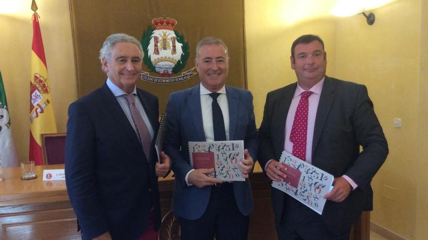 Antonio Pedraza, Juan Carlos Robles y Fernando del Alcázar, en el Colegio de Economistas.