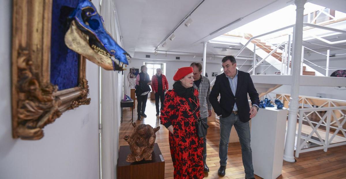 El conselleiro de Cultura, Román Rodríguez, con una de las artistas visitando la muestra. Xunta de galicia