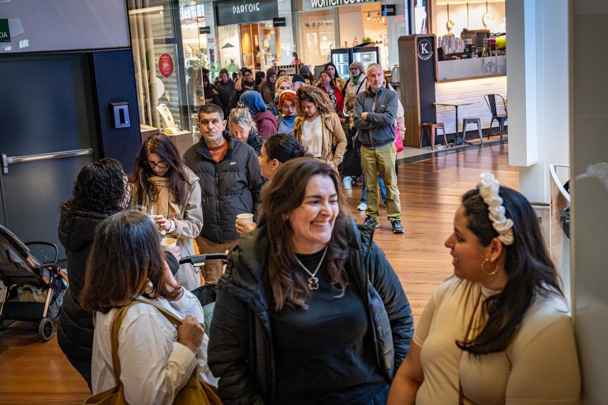 Furor y ofertas en el estreno de la primera tienda en Barcelona del outlet de grandes marcas TK-Maxx