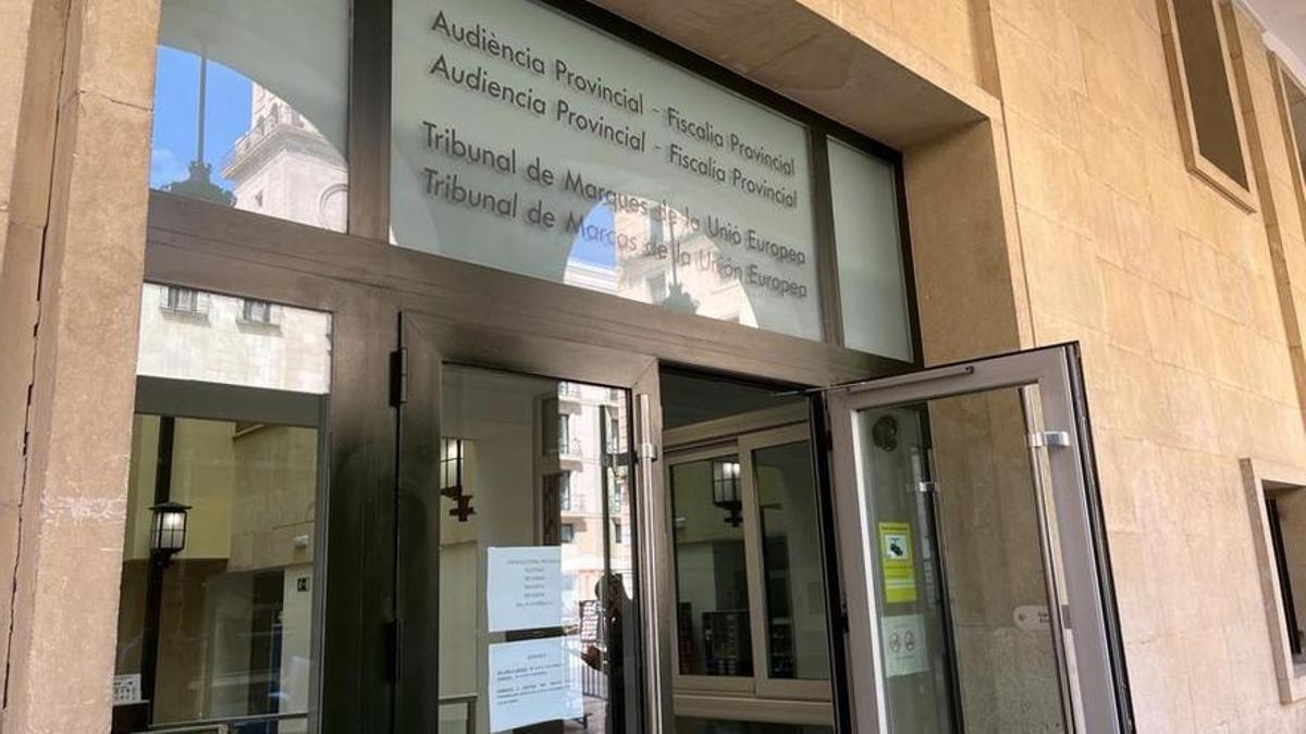 La porta de l'Audiència Provincial d'Alacant