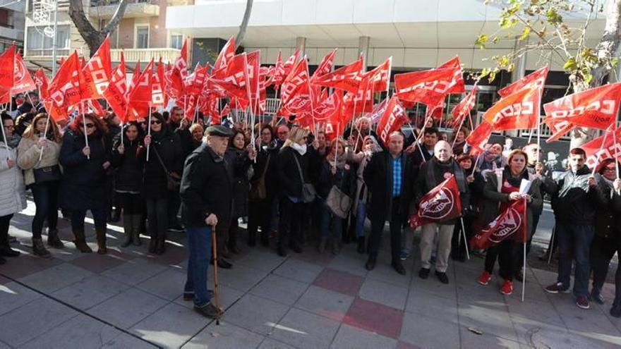 Trabajadores fijos discontinuos protestan, ayer, ante las oficinas de la Seguridad Social de Murcia.